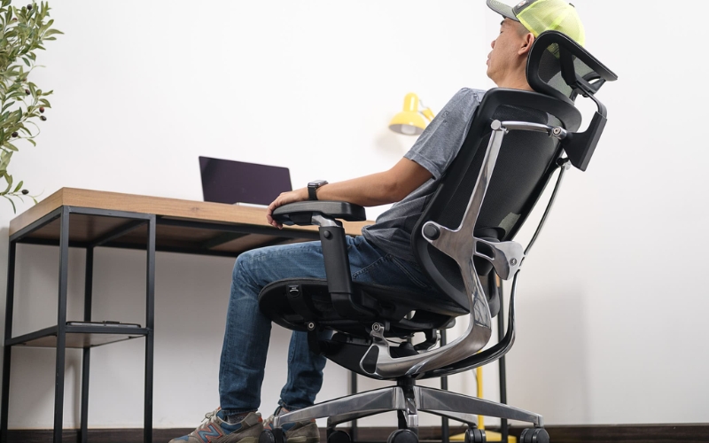 So sánh ghế văn phòng và ghế công thái học các tiêu chí