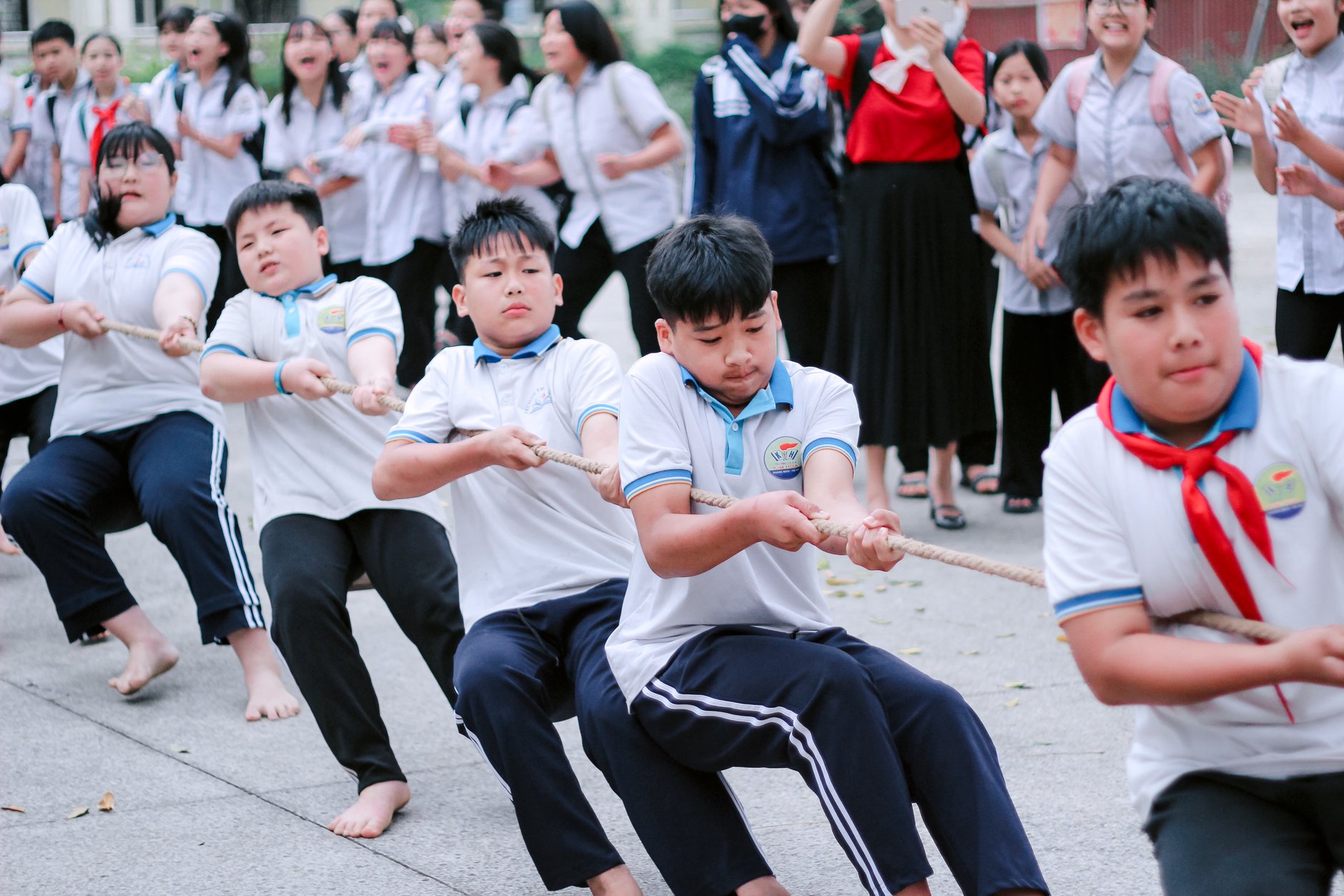 Kỳ nghỉ hè trôi qua nhàm chán nếu học sinh chỉ ở nhà xem điện thoại Kỳ nghỉ hè trôi qua nhàm chán nếu học sinh chỉ ở nhà xem điện thoại